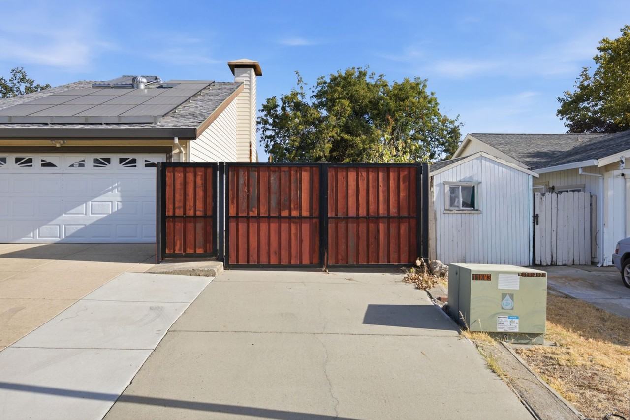7113 Mountainside Dr - Photo 2 of 30