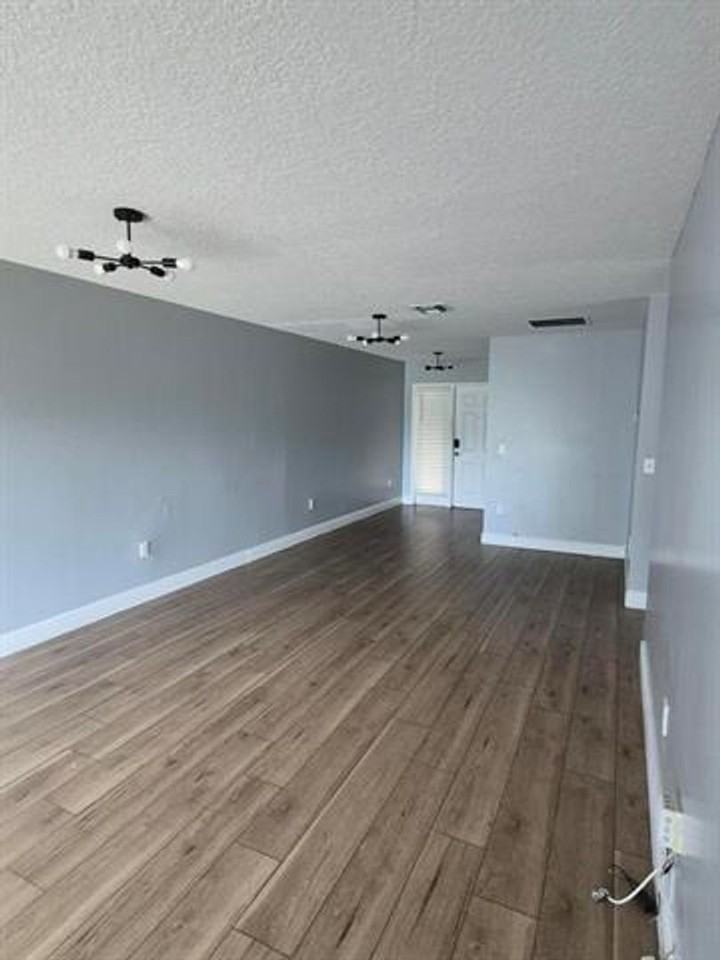 5837 5837 Tyler St th 5837 - Photo 3 of 8