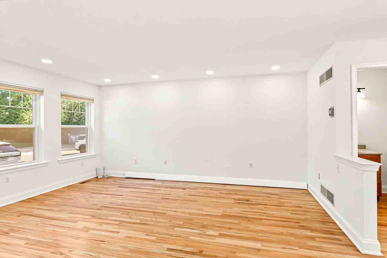 808 Yorkview Dr - Photo 2 of 31