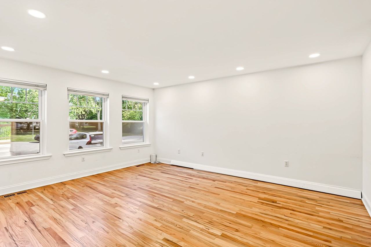 808 Yorkview Dr - Photo 3 of 31