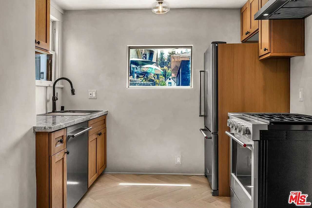 215 Newland St - Photo 4 of 32