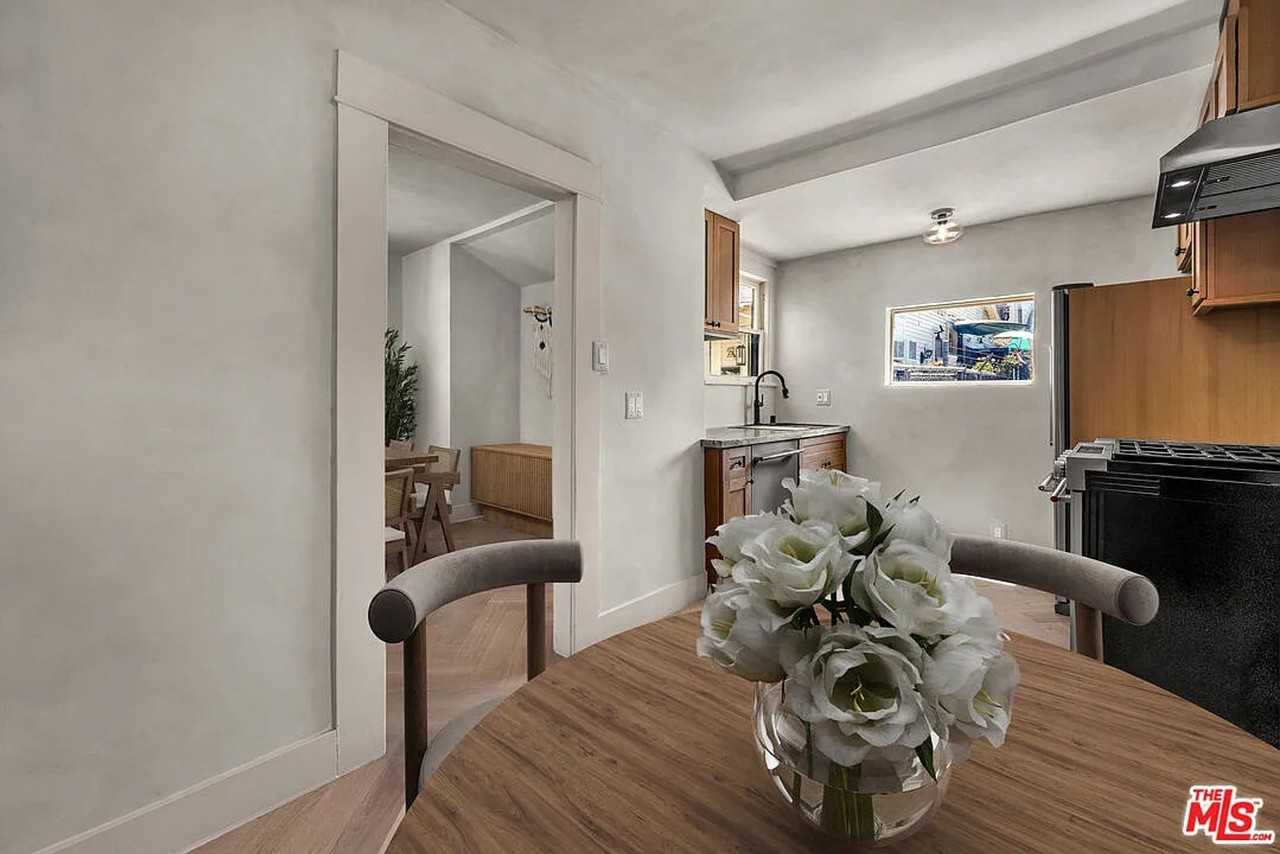 215 Newland St - Photo 5 of 32