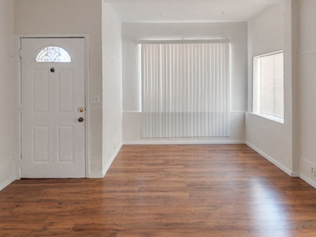 2755 Dohr St - Photo 2 of 9