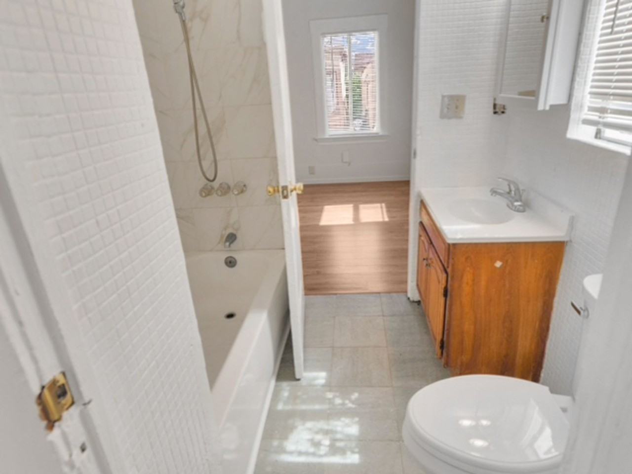 2755 Dohr St - Photo 4 of 9