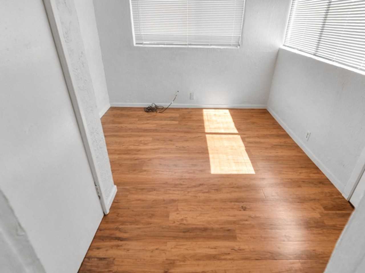 2755 Dohr St - Photo 7 of 9
