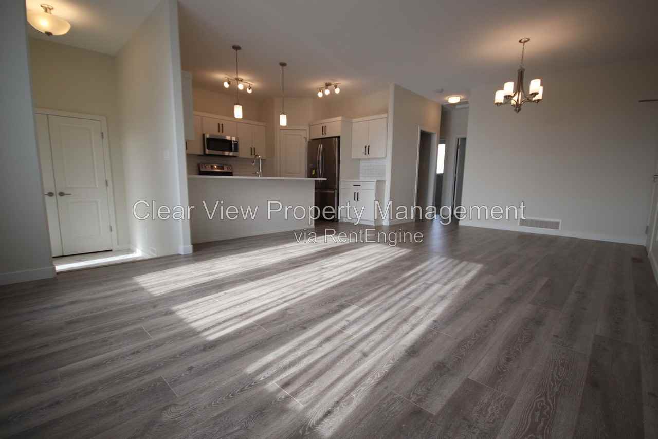 979 40 Ave N - Photo 3 of 20