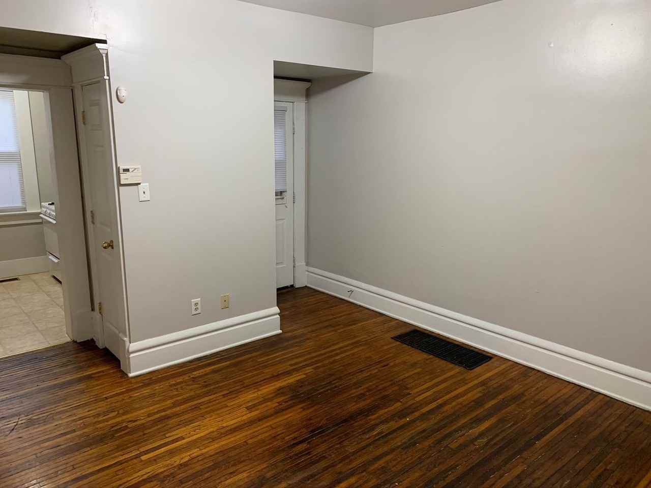 1498 Summit St - Photo 4 of 14