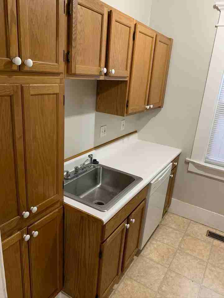 1498 Summit St - Photo 6 of 14