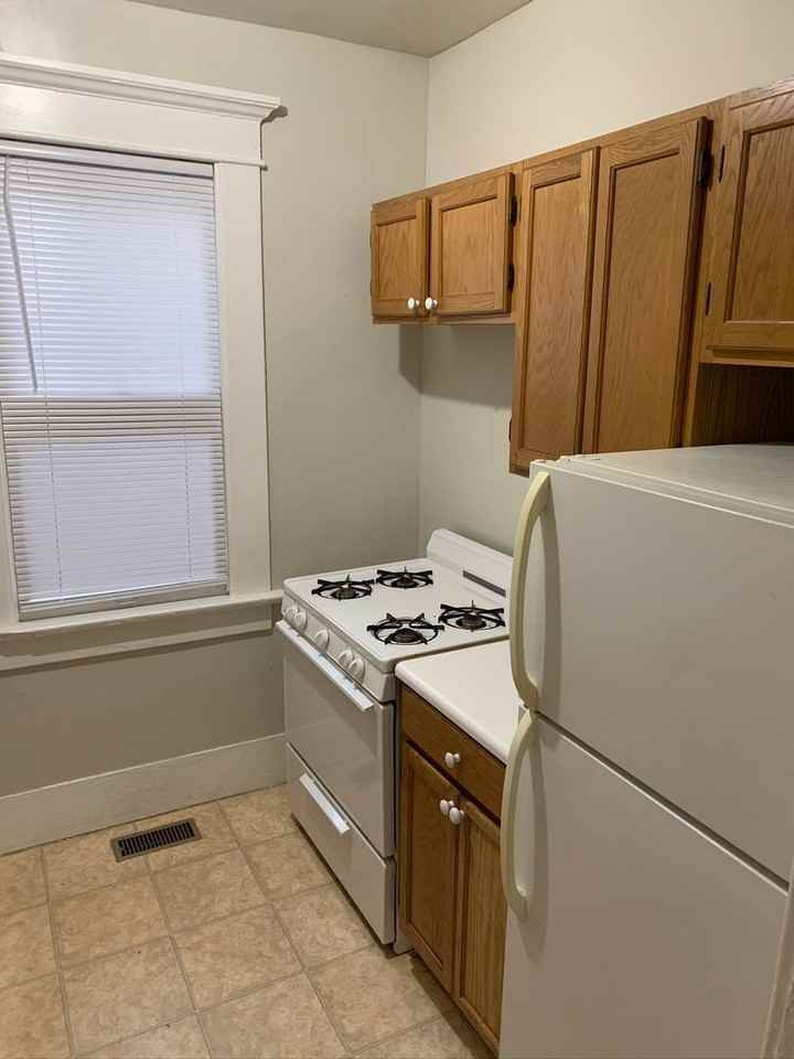 1498 Summit St - Photo 7 of 14