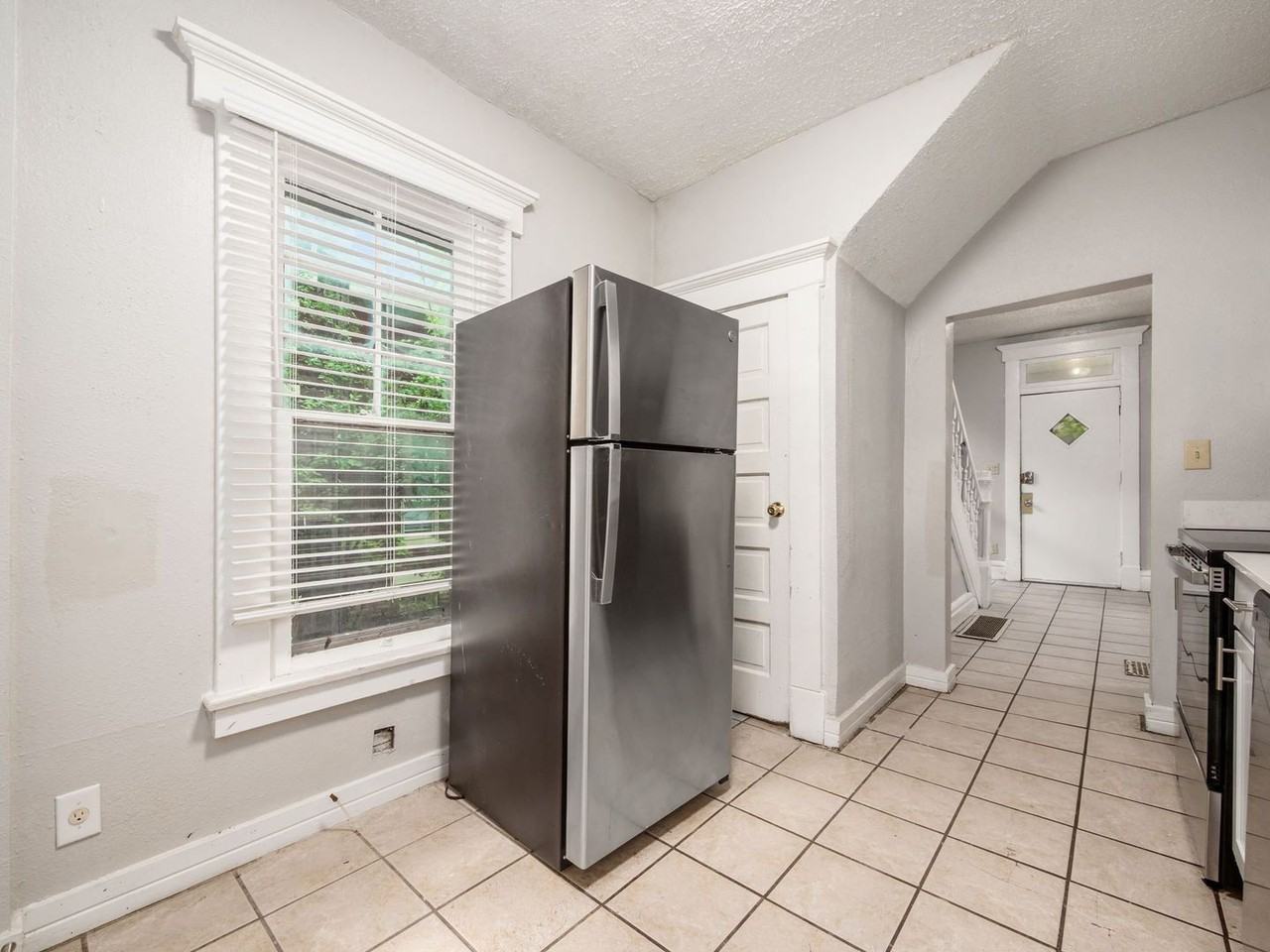 233 E Northwood Ave - Photo 4 of 29