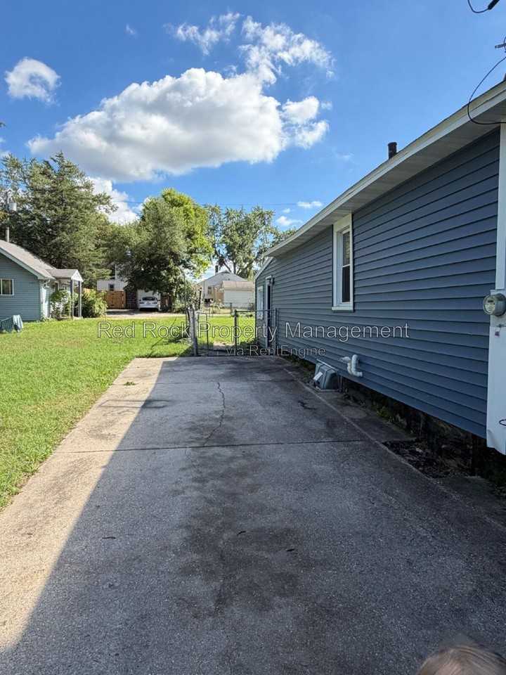 1147 Mckinley Ave - Photo 2 of 15