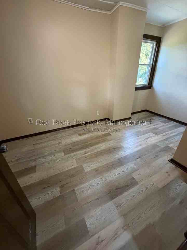 1147 Mckinley Ave - Photo 4 of 15