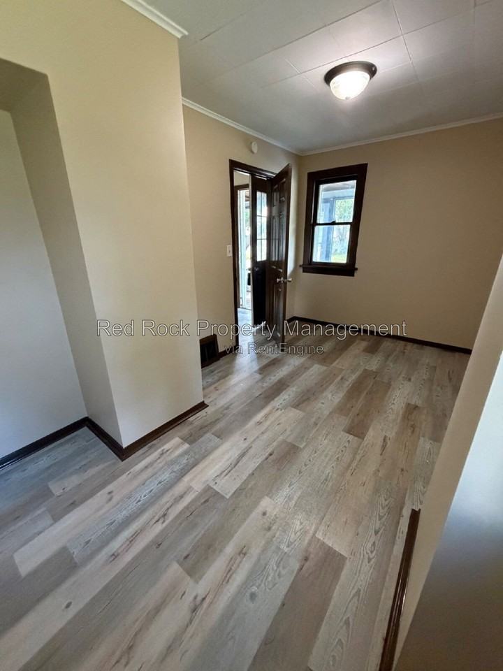 1147 Mckinley Ave - Photo 5 of 15