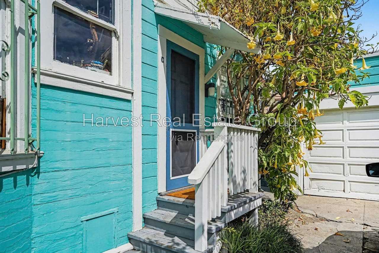 1018 E 17th St - Photo 4 of 17