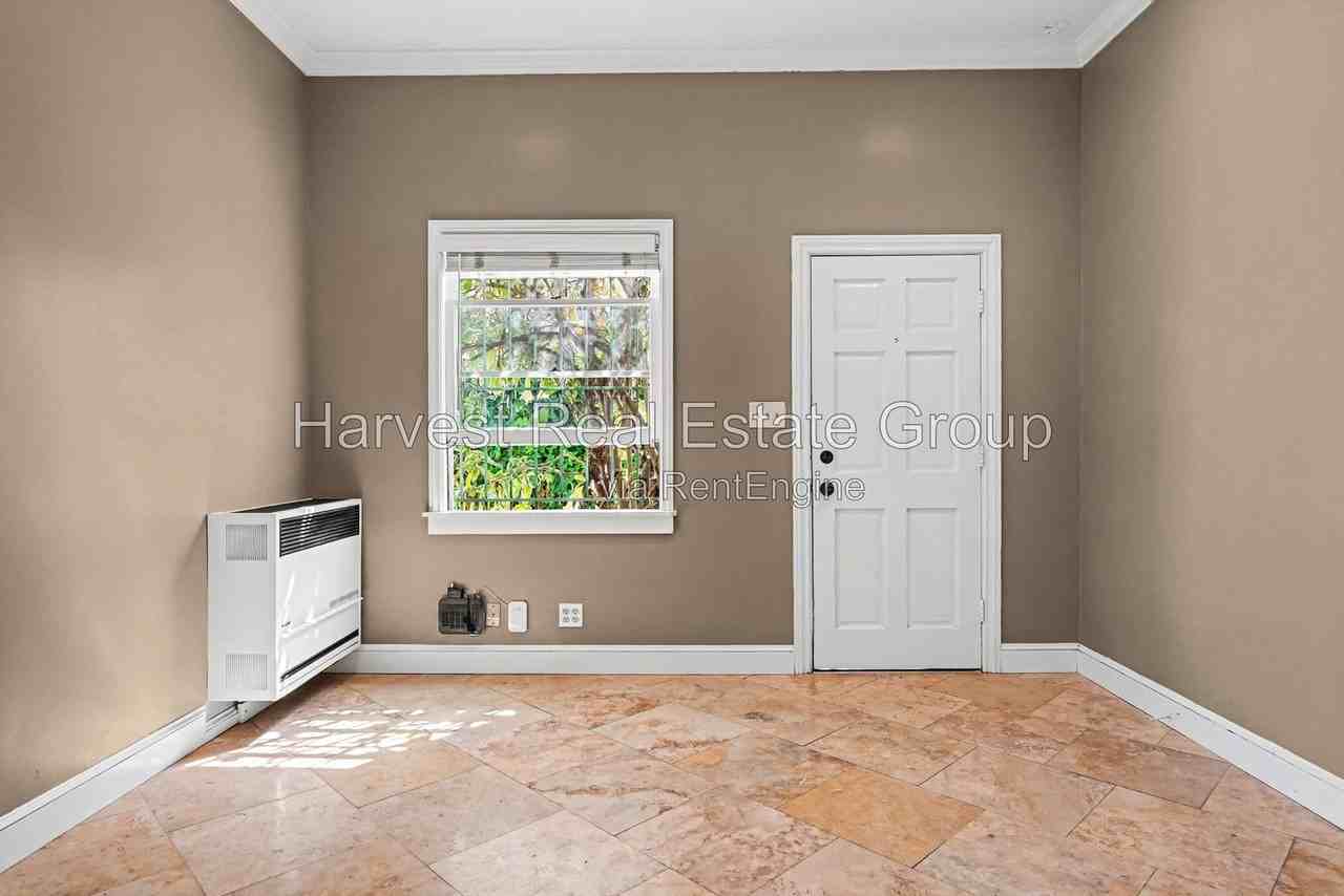 1018 E 17th St - Photo 5 of 17