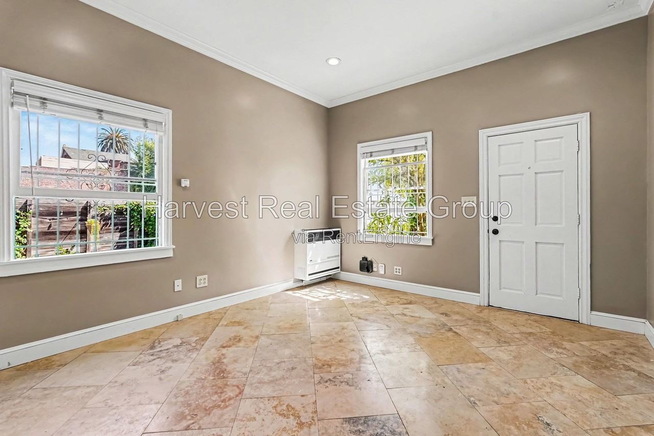 1018 E 17th St - Photo 6 of 17