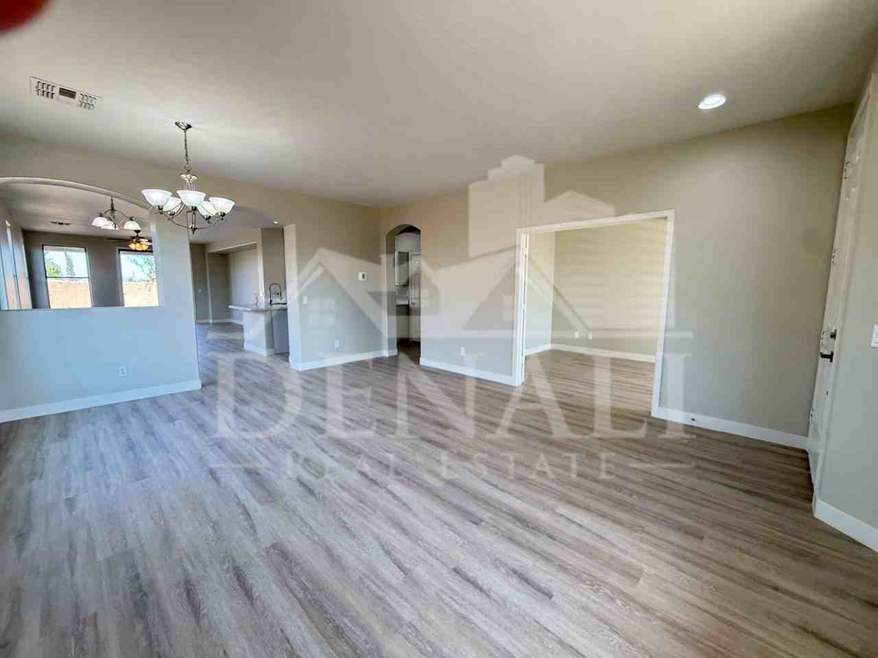 12514 W Winslow Ave - Photo 4 of 34