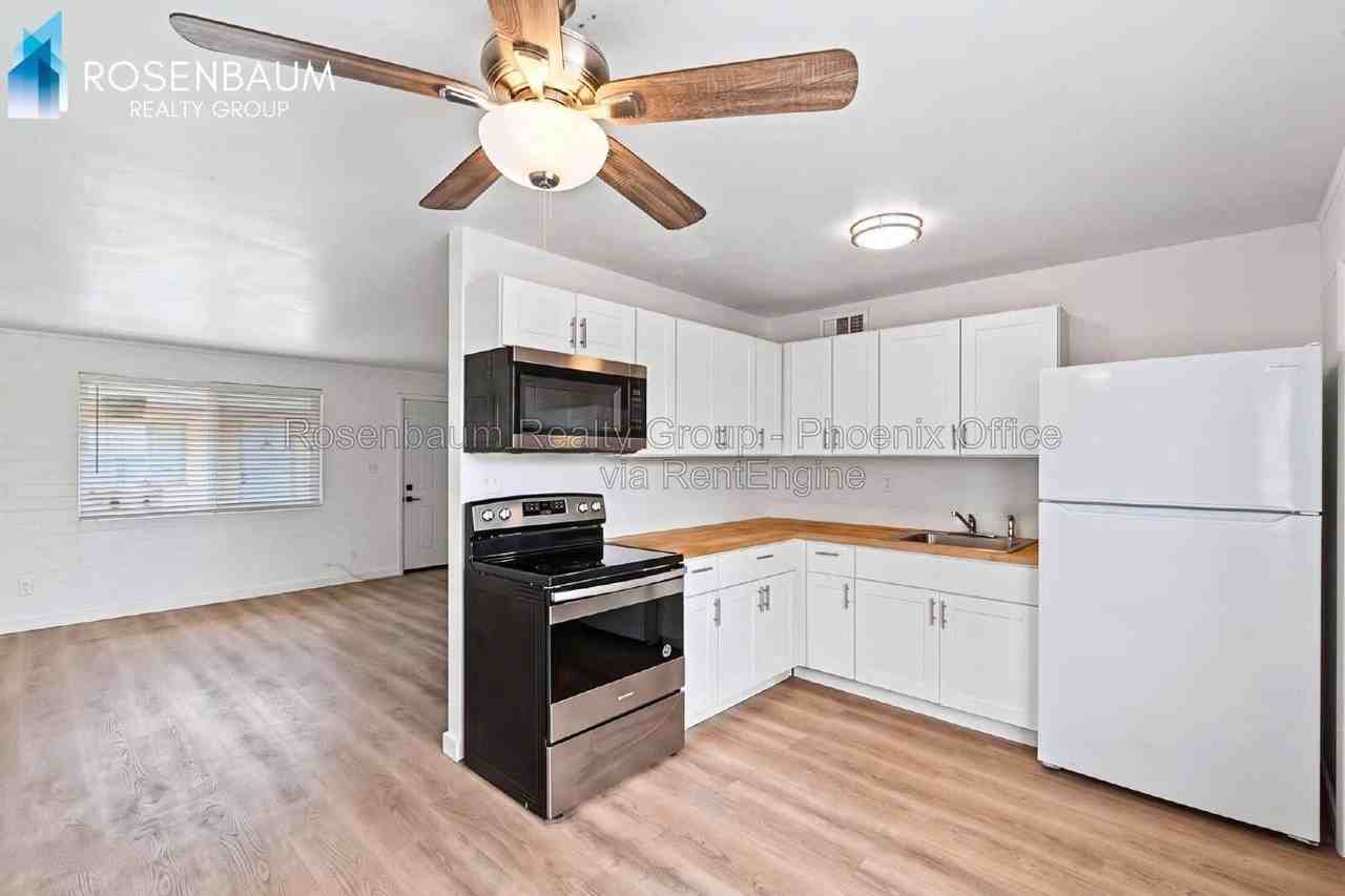 704 W 11th St #A - Photo 3 of 6