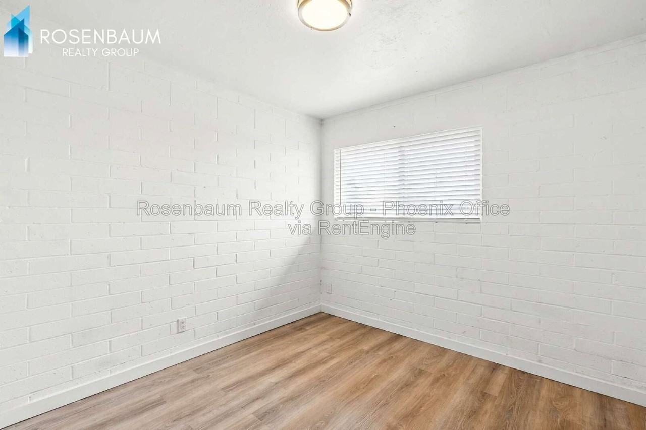 704 W 11th St #A - Photo 6 of 6