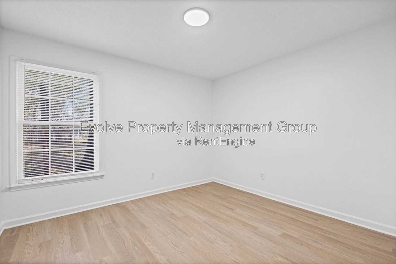 3085 Circle Gate Dr - Photo 5 of 31