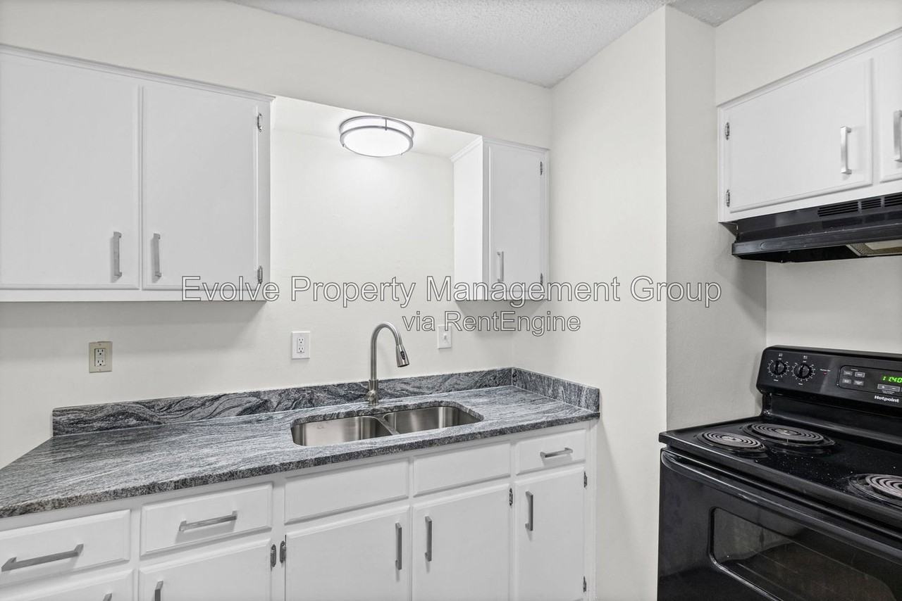 4537 Whiteside St - Photo 6 of 18