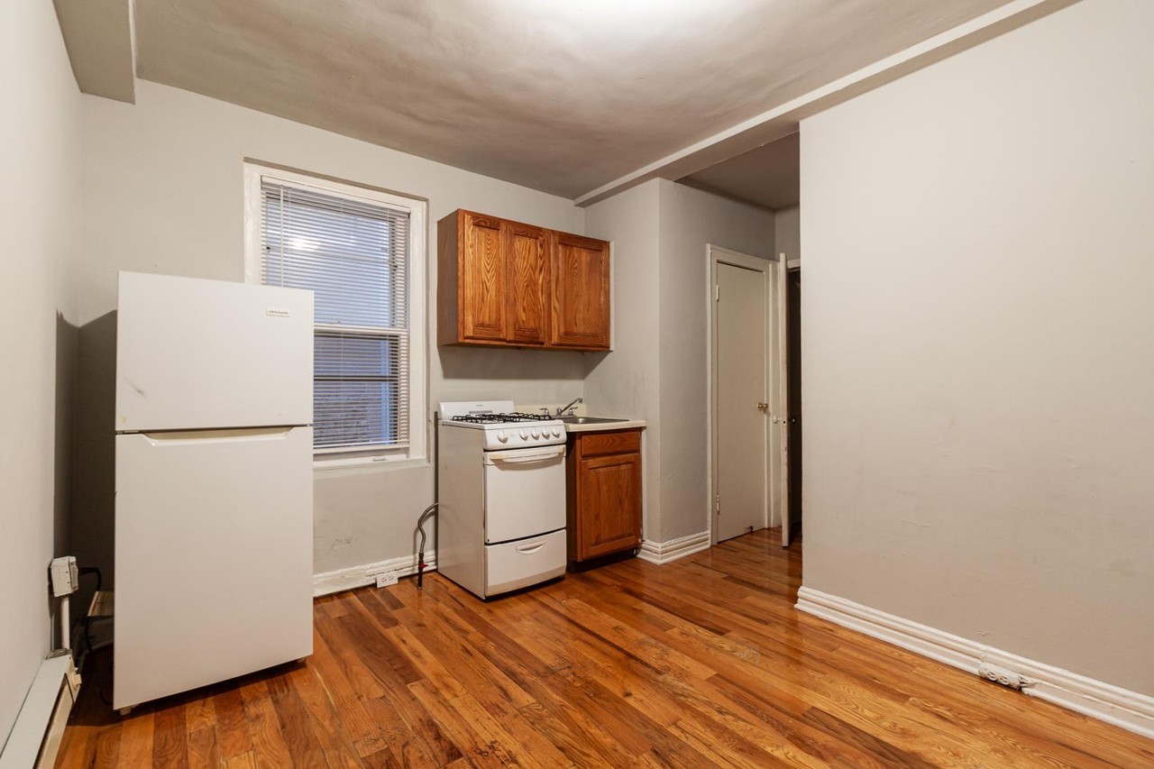 425 W Roscoe St #101 - Photo 2 of 6