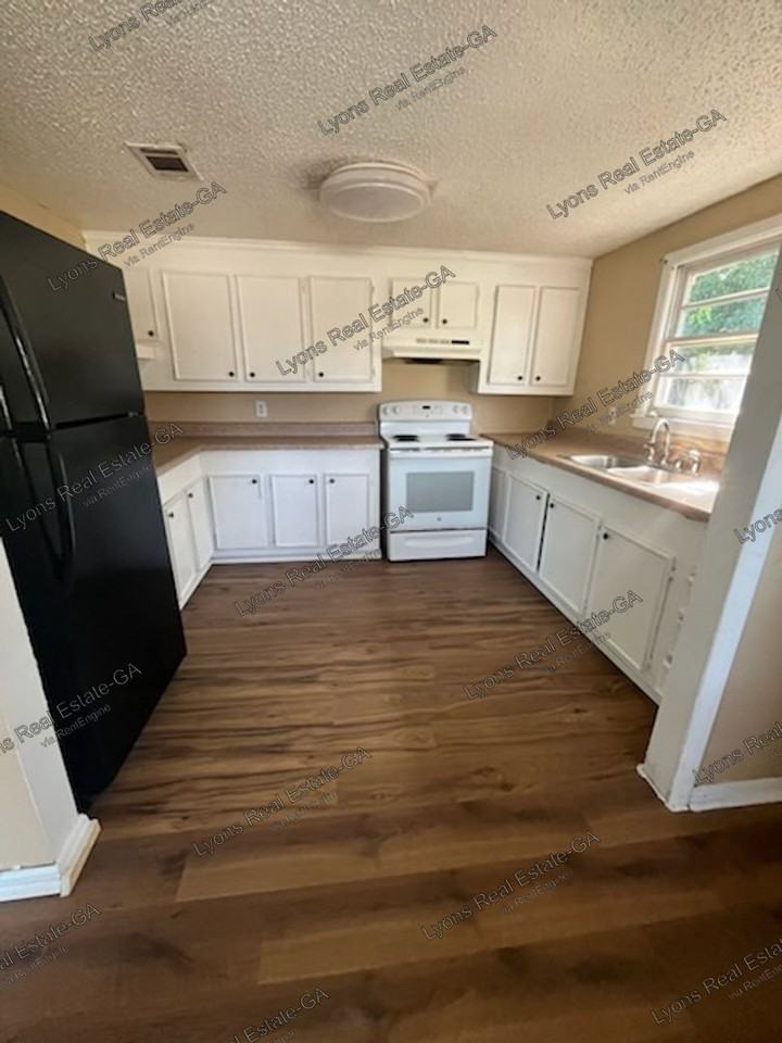 1011 Cypress St - Photo 2 of 7