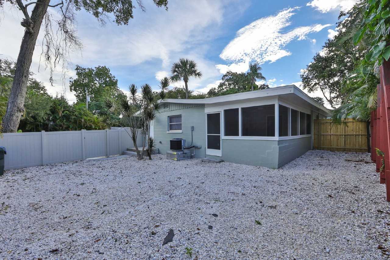 14160 Victoria Rd - Photo 4 of 32