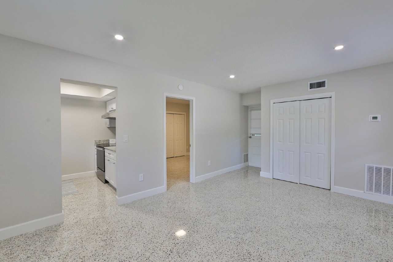 14160 Victoria Rd - Photo 6 of 32