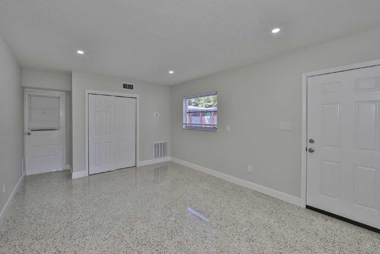 14160 Victoria Rd - Photo 7 of 32