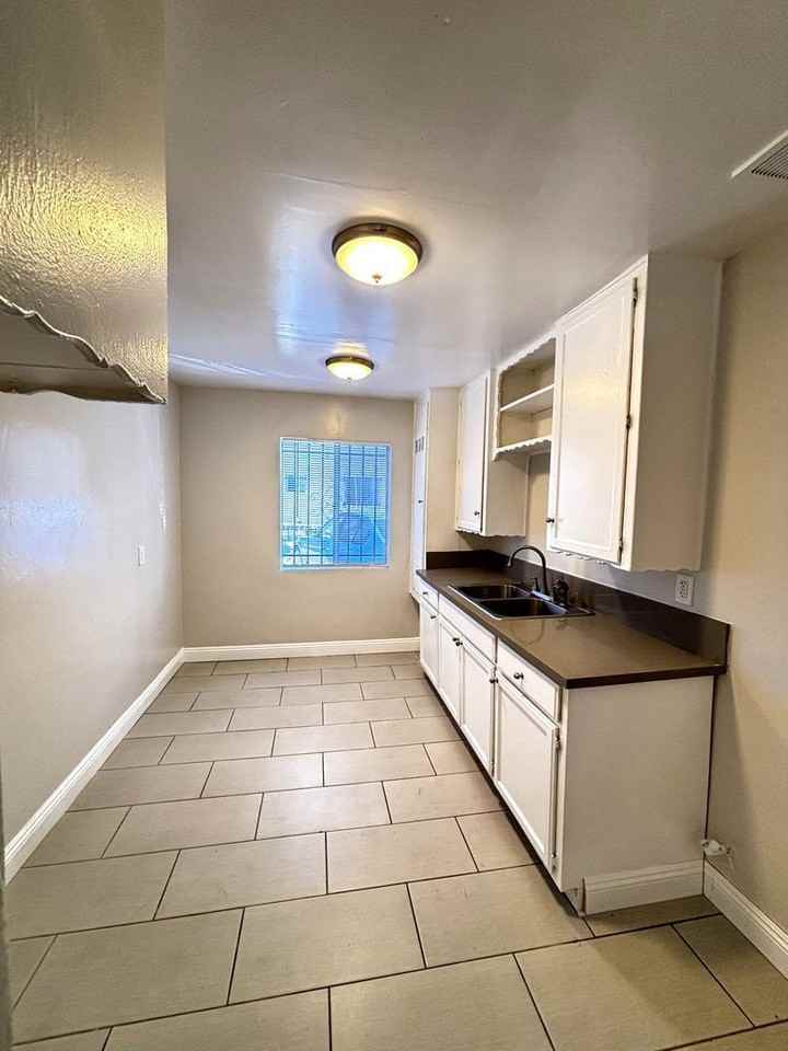 929 E 108th St #4 - Photo 3 of 9