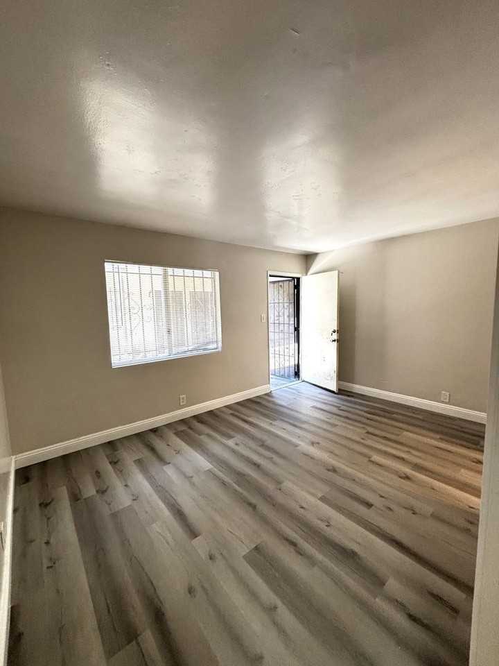 929 E 108th St #4 - Photo 7 of 9