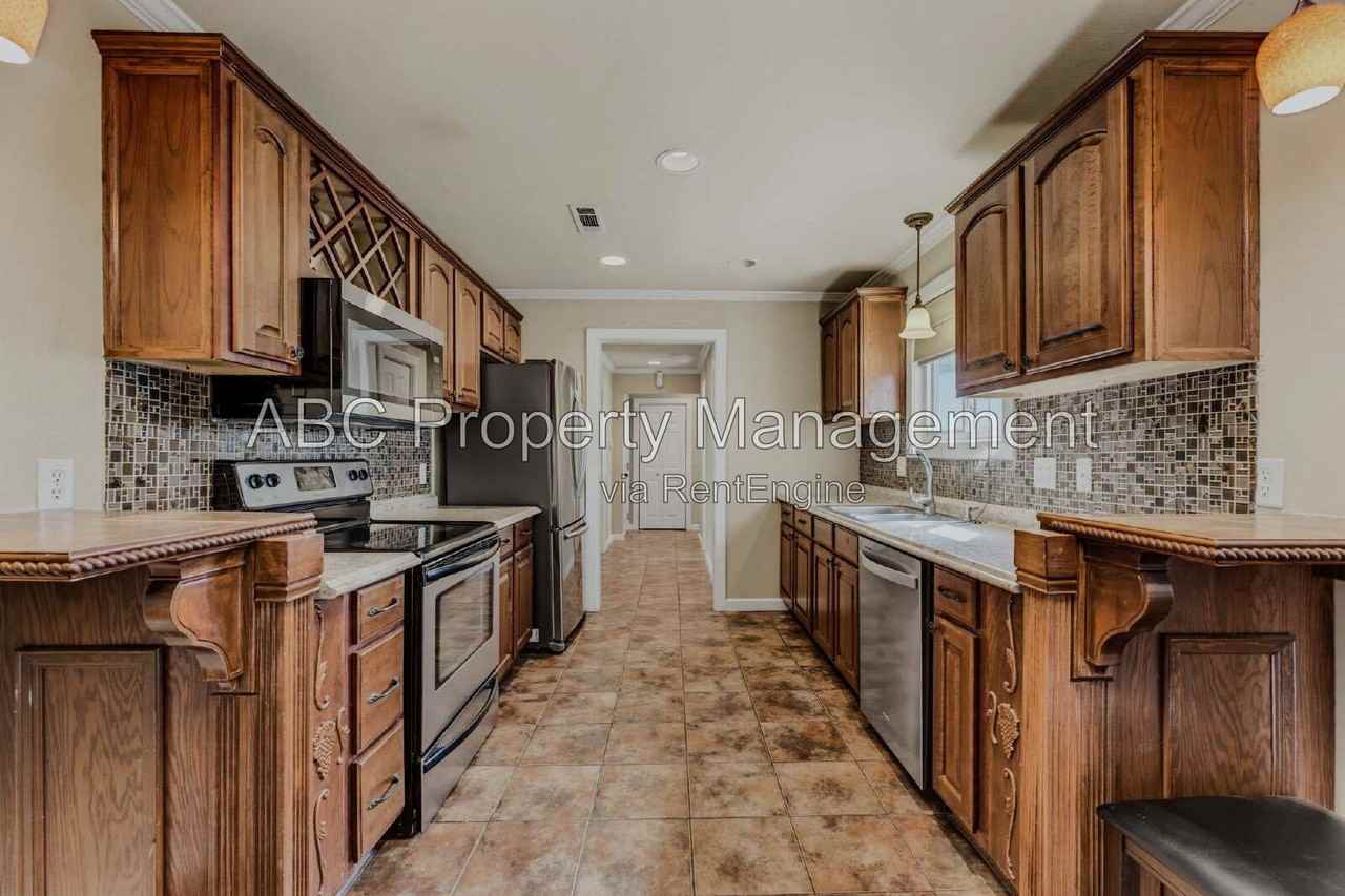 911 Eicher Ave - Photo 3 of 22