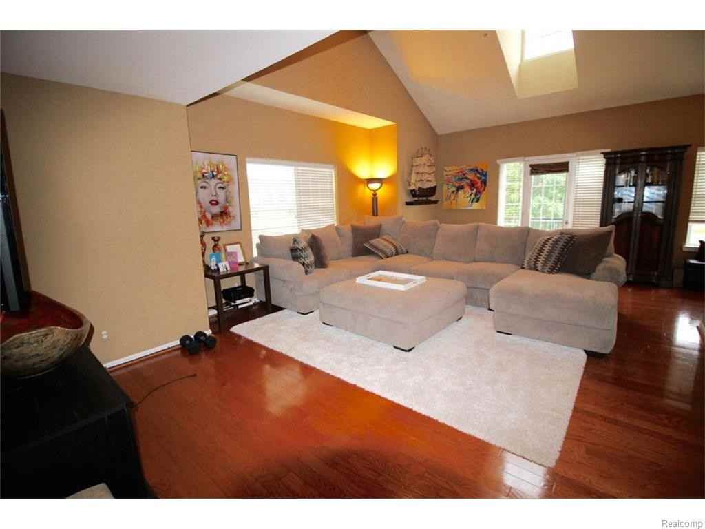 23942 Woodward Ave - Photo 2 of 10