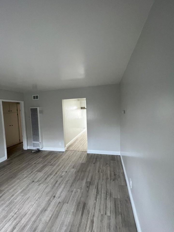943 E 108th St #10A - Photo 3 of 6