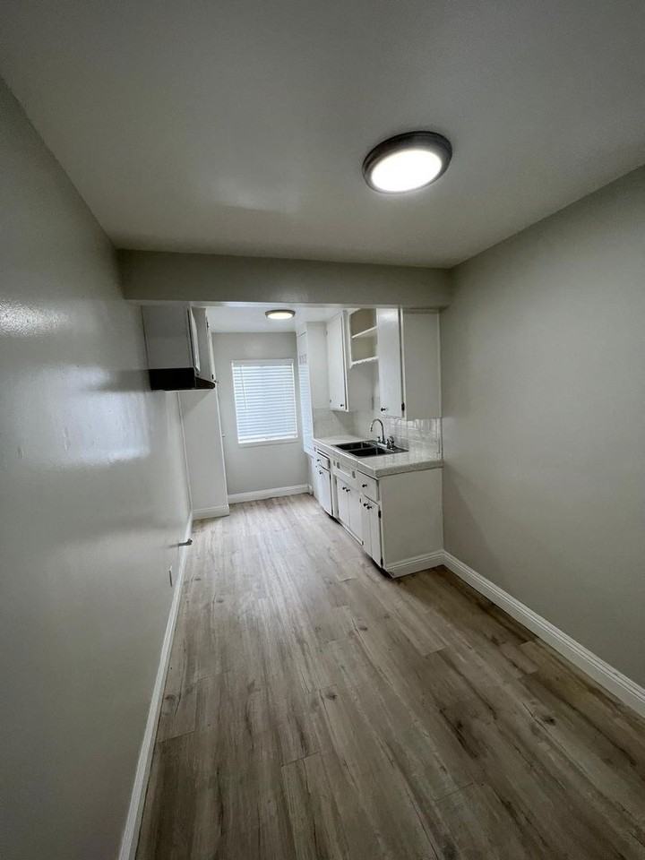 943 E 108th St #10A - Photo 4 of 6