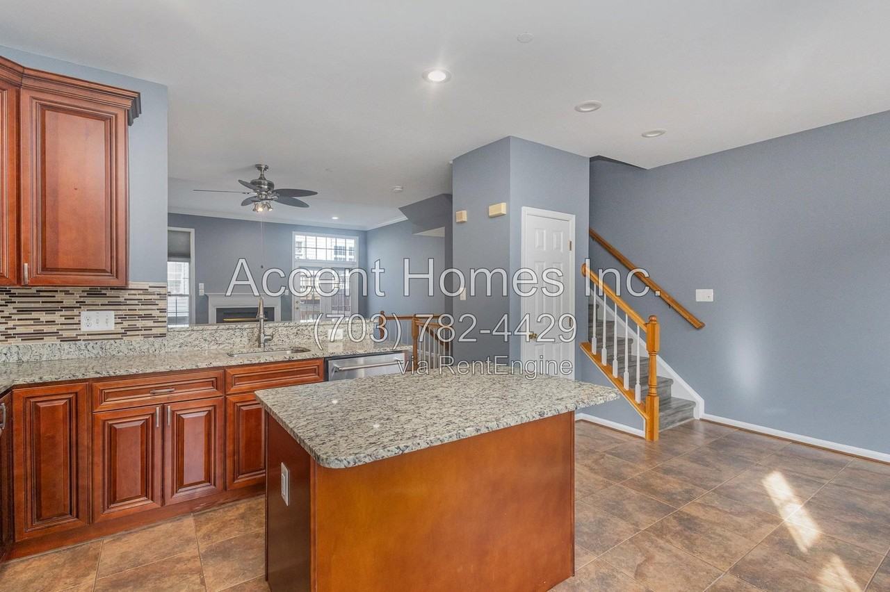433 Stanton Pl - Photo 7 of 25