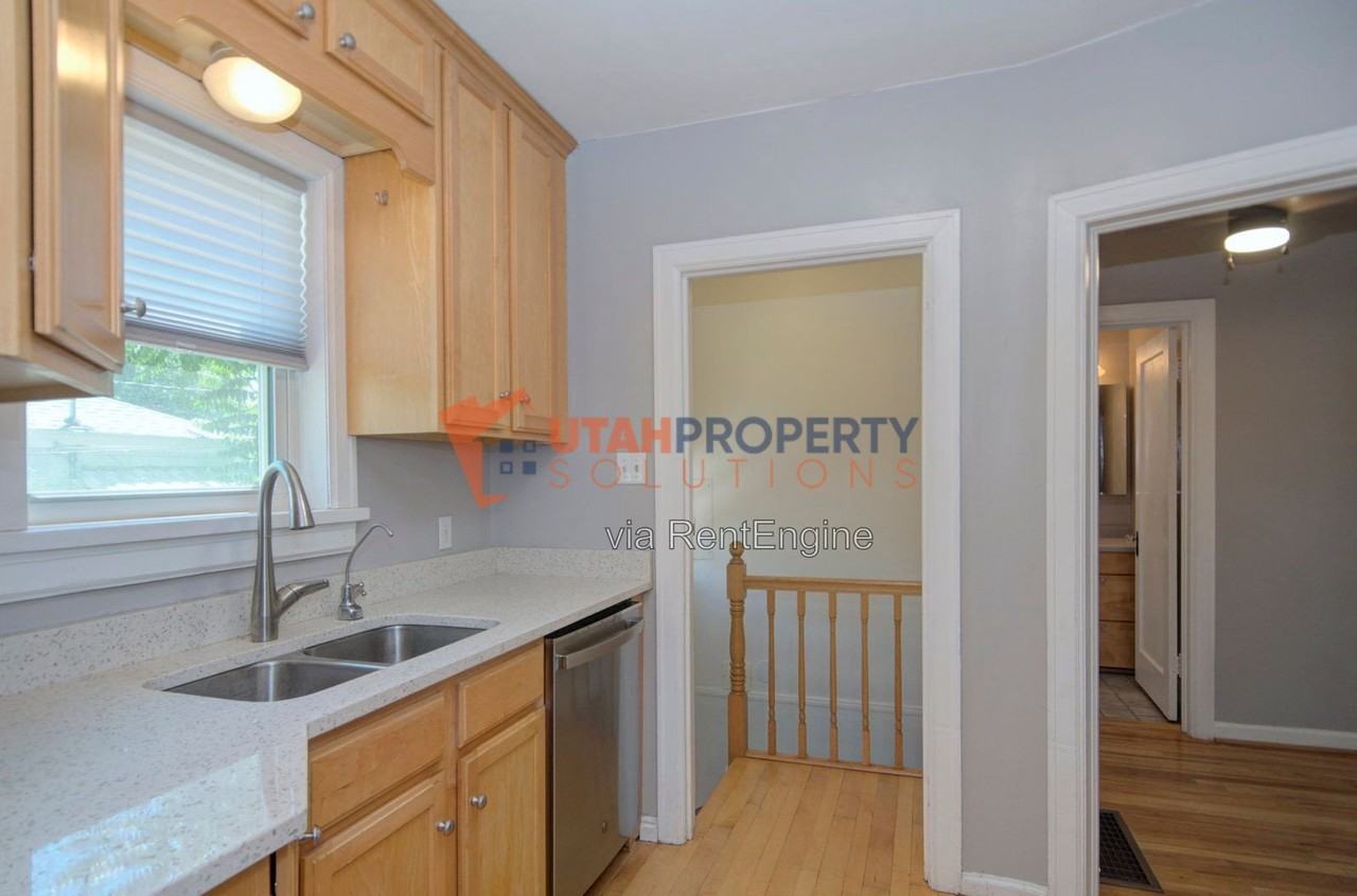 684 E 9th Ave - Photo 2 of 5