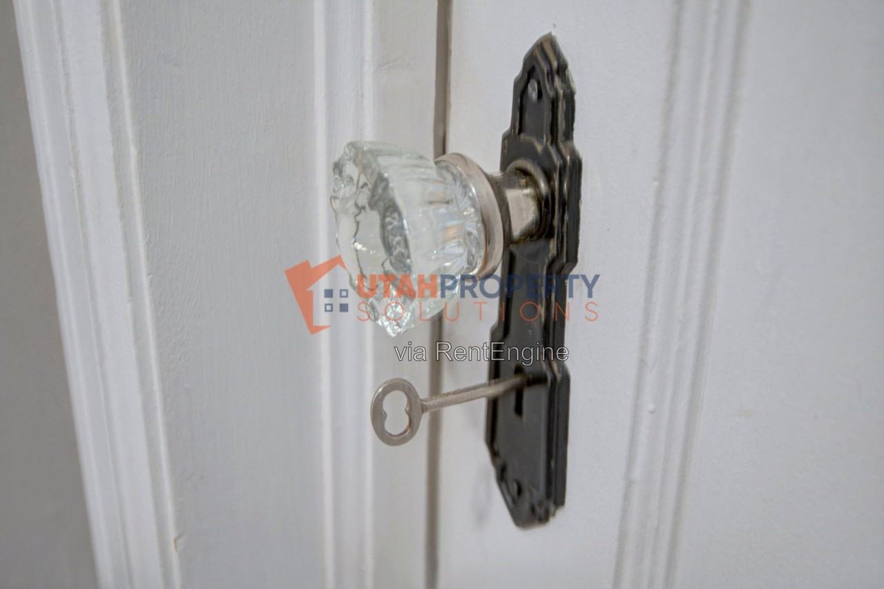 684 E 9th Ave - Photo 4 of 5