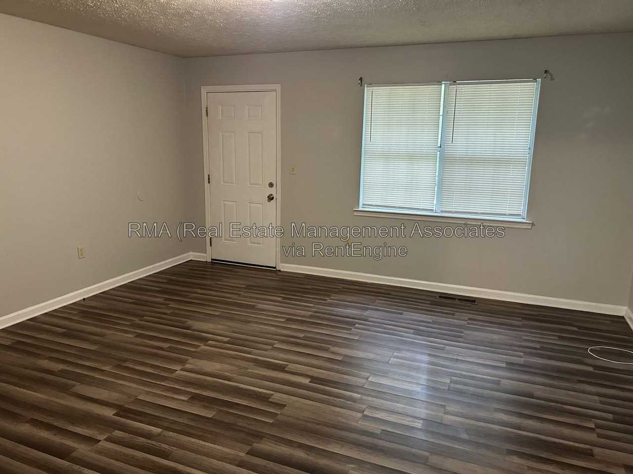 1123 Spring Creek Cir - Photo 2 of 9