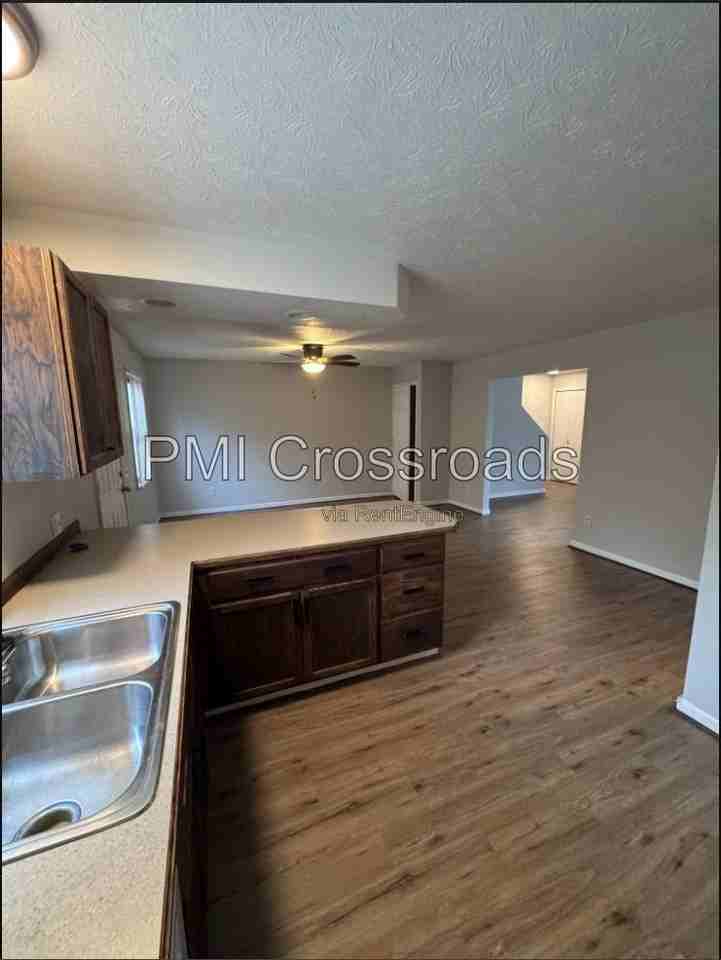 1120 Applegrove St Nw - Photo 3 of 21