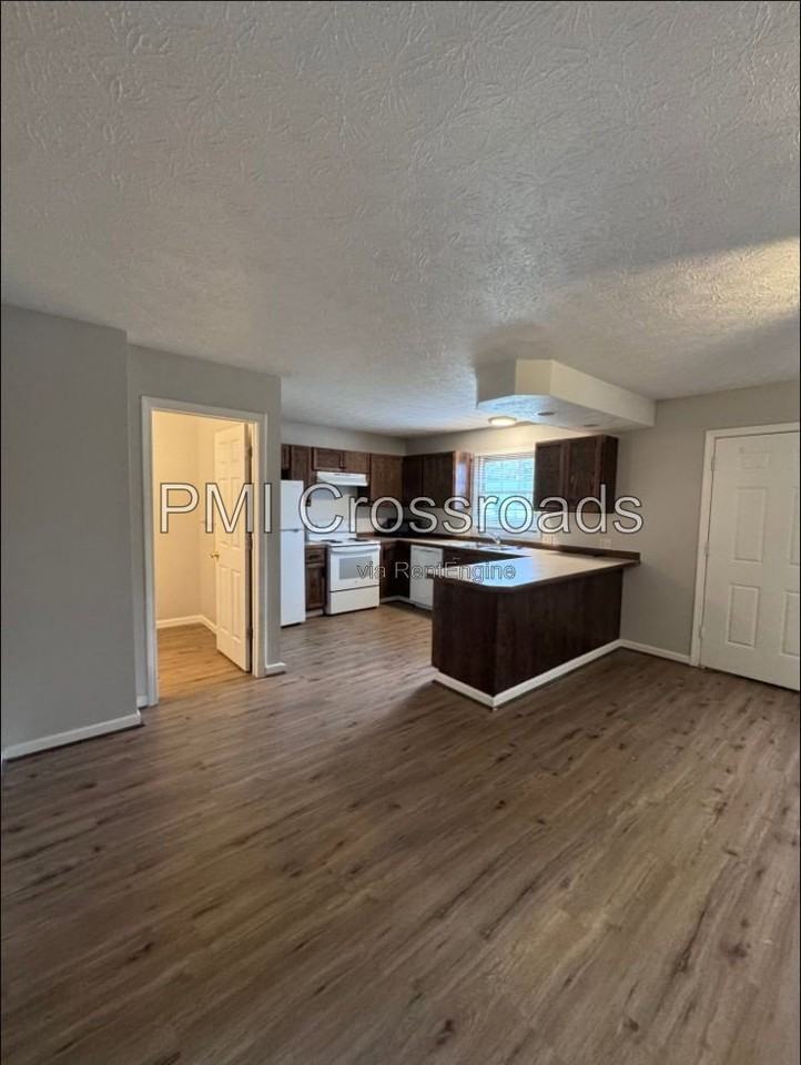 1120 Applegrove St Nw - Photo 4 of 21