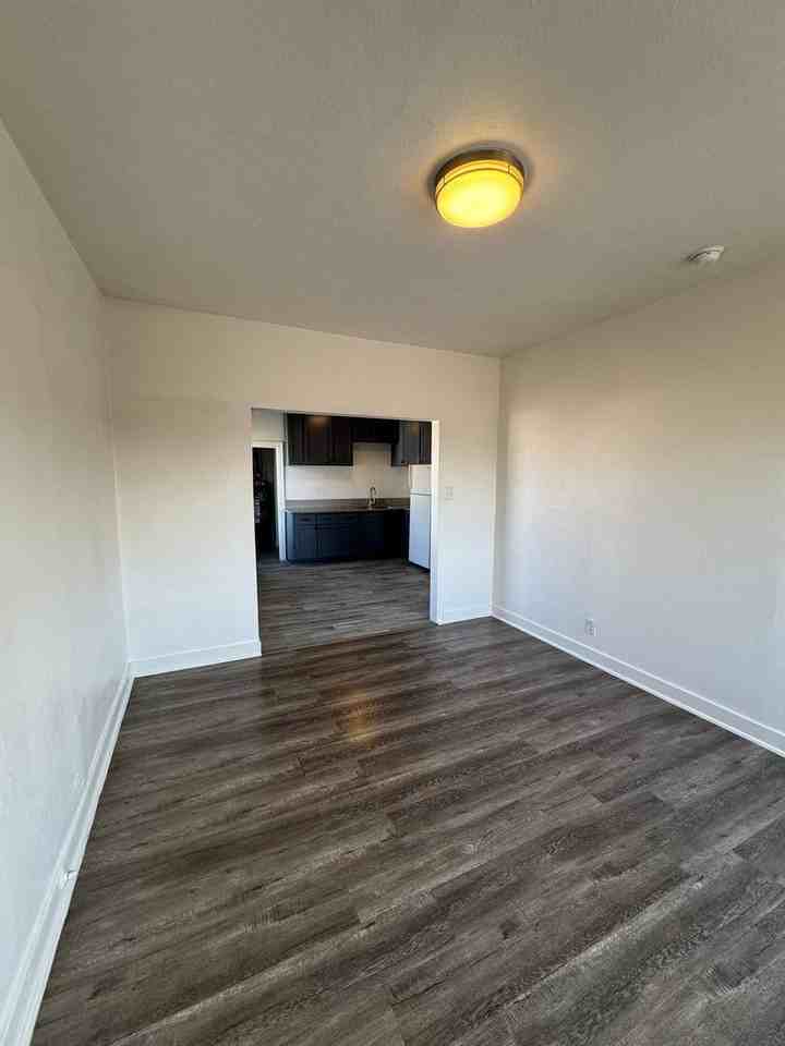 807 1/2 W 43rd St - Photo 3 of 11