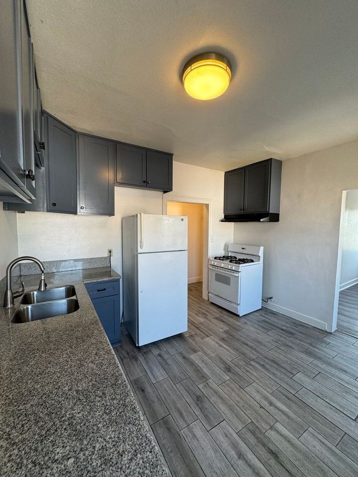 807 1/2 W 43rd St - Photo 4 of 11