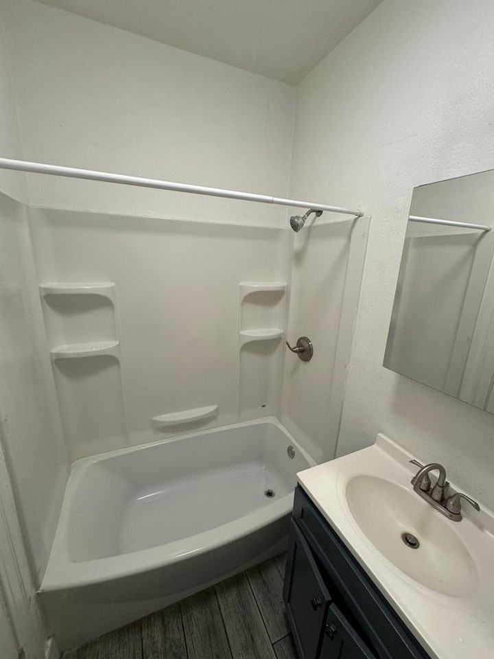 807 1/2 W 43rd St - Photo 5 of 11