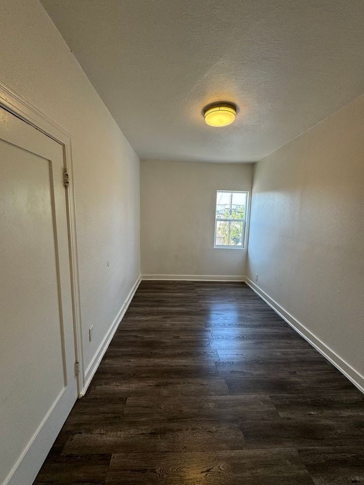 807 1/2 W 43rd St - Photo 6 of 11