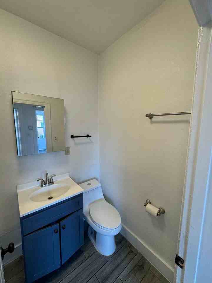 807 1/2 W 43rd St - Photo 7 of 11
