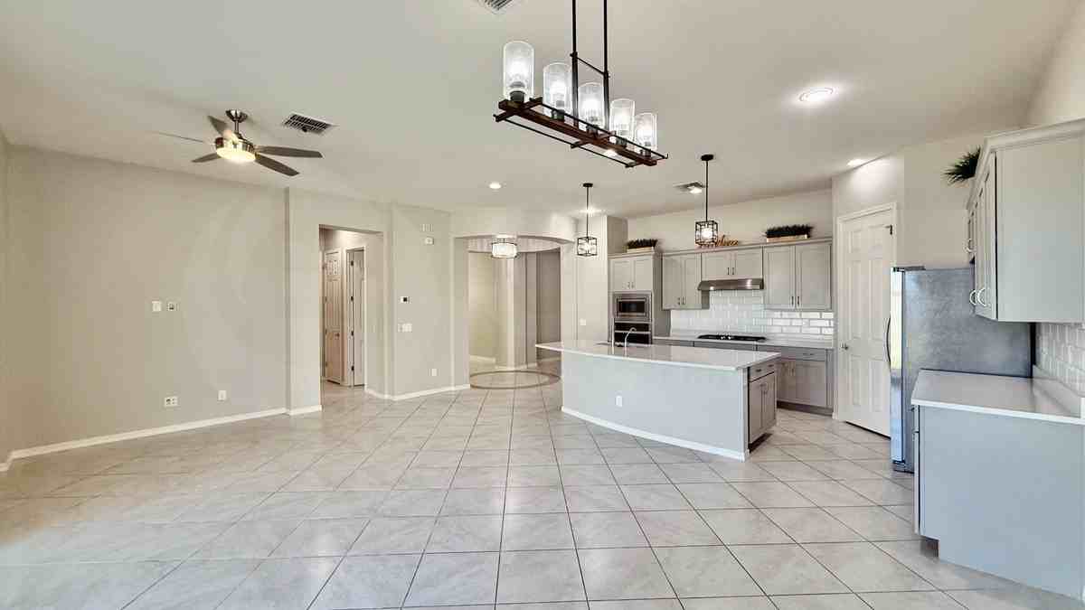 927 S Soho Ln - Photo 3 of 22