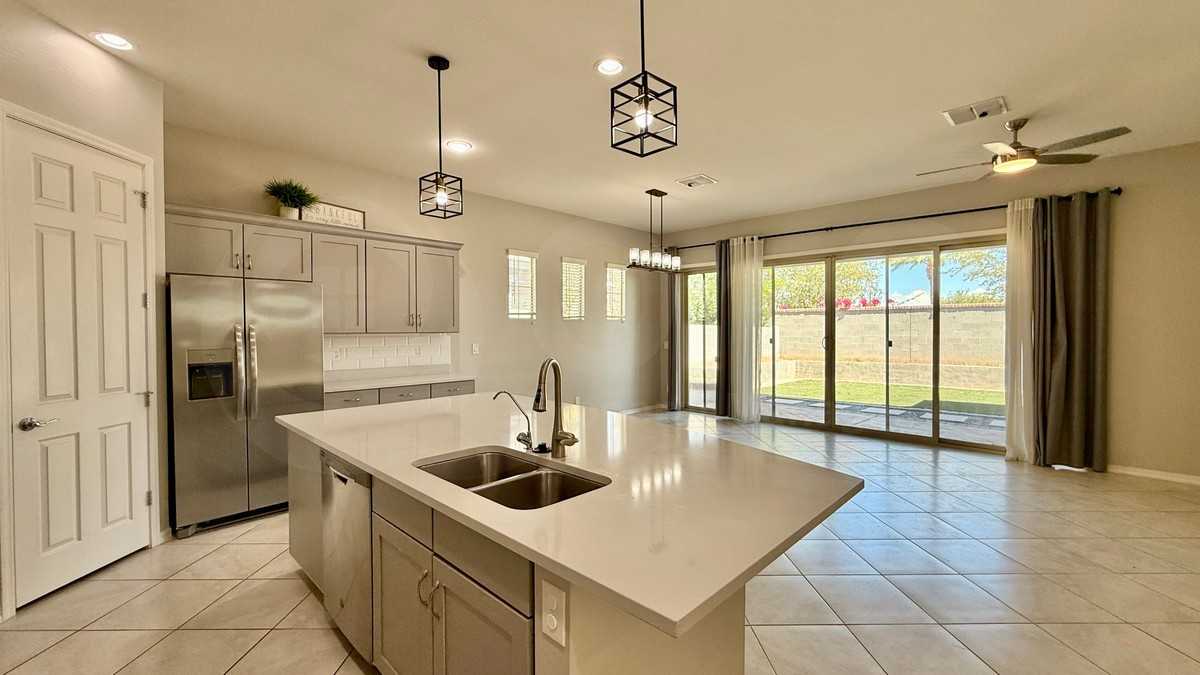 927 S Soho Ln - Photo 6 of 22
