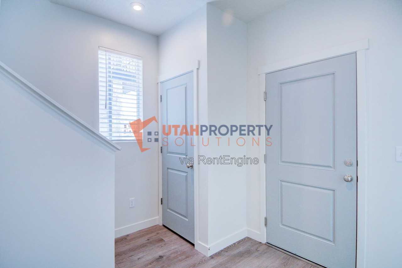 1029 W 400 S - Photo 5 of 32